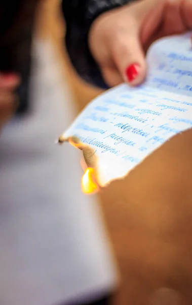 Женщина Поджигает Клочок Бумаги — стоковое фото