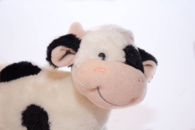 Beyaz bir arka plan üzerinde sevimli peluş oyuncak