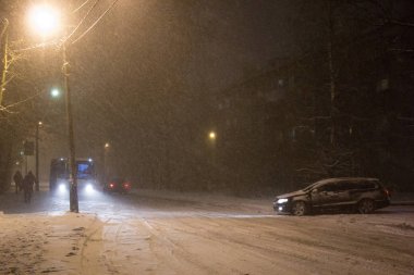 kış sezonunda karlı şehir caddesi gece görünümü 