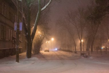 kış sezonunda karlı şehir caddesi gece görünümü 