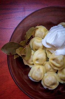 lezzetli köfte, geleneksel Rus yemekleri mantı yığını ile kase