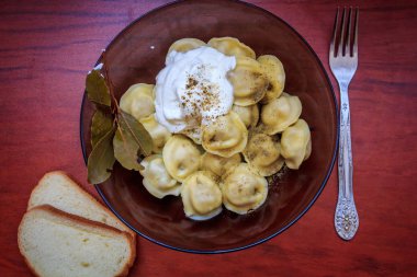 lezzetli köfte, geleneksel Rus yemekleri mantı yığını ile kase