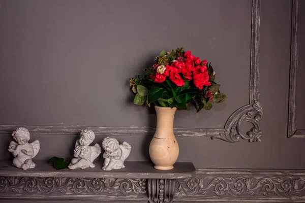 ヴィンテージテーブルに赤いバラの花束 — ストック写真