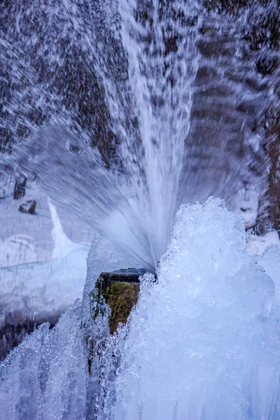 Hermosa Vista Fuente Congelada Cerca Del Bosque Invierno —  Fotos de Stock