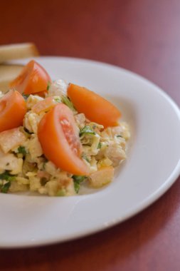 Beyaz tabakta sebze salatası