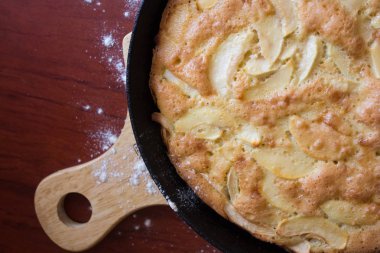 Üstten Görünüm taze pişmiş elma pastası