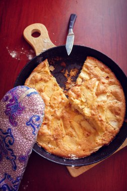 Üstten Görünüm taze pişmiş elma pastası