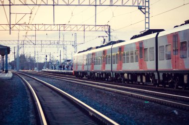 Elektrikli lokomotif tren pistlerde. Elektrikli tren