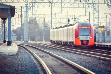 Elektrikli lokomotif tren pistlerde. Elektrikli tren