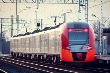 Elektrikli lokomotif tren pistlerde. Elektrikli tren