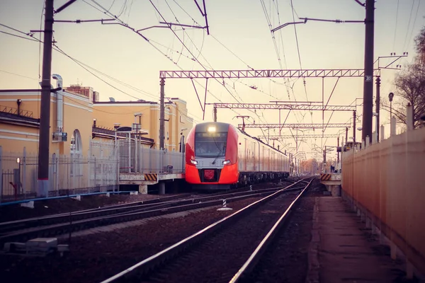 Russische Goederentrein Russische Spoorwegen Spoorweg Het Voorjaar Bij Zonsondergang Luban — Stockfoto