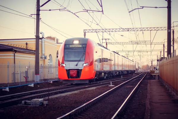 Ruská Nákladní Vlak Ruská Železnice Železnice Jaře Při Západu Slunce — Stock fotografie