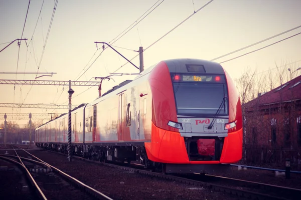 Ruská Nákladní Vlak Ruská Železnice Železnice Jaře Při Západu Slunce — Stock fotografie