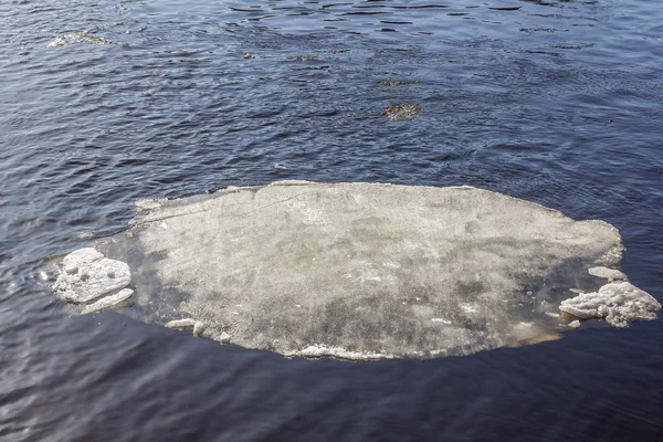 Rivière Qui Coule Avec Glace Fondante Printemps — Photo