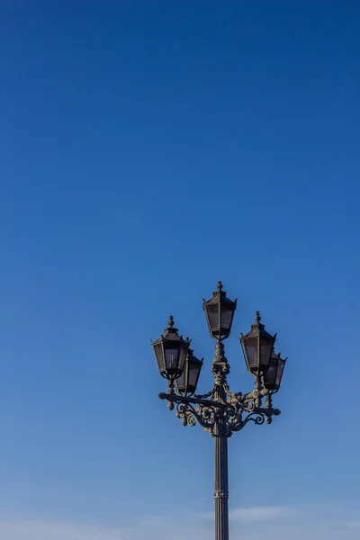 サンクトペテルブルクの都市の古代灯籠 — ストック写真
