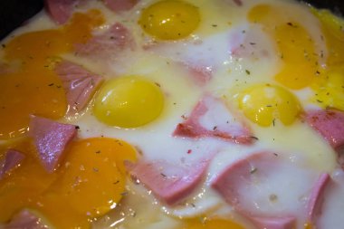  tavada kızarmış yumurta ve jambon pişmiş 