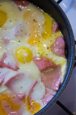  tavada kızarmış yumurta ve jambon pişmiş 