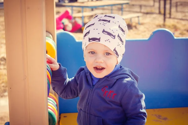 Kleiner Junge Spielt Auf Dem Spielplatz — Stockfoto