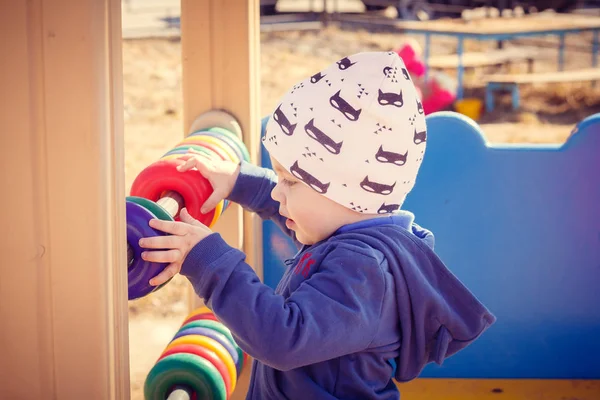 Kleiner Junge Spielt Auf Dem Spielplatz — Stockfoto