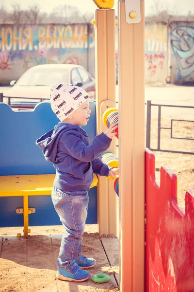 Kleiner Junge Spielt Auf Dem Spielplatz — Stockfoto