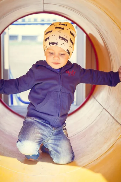 Kleiner Junge Spielt Auf Dem Spielplatz — Stockfoto