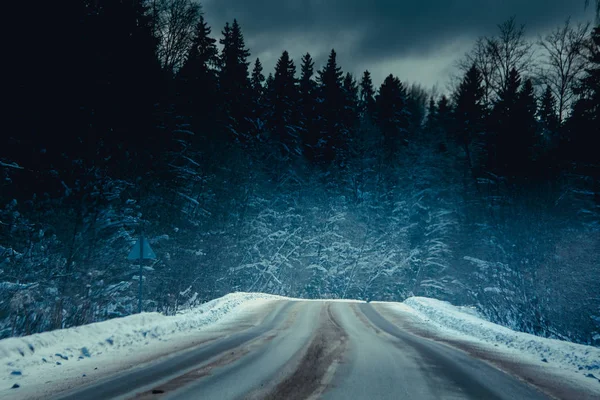 雪に覆われた冬の道 車で旅行します — ストック写真