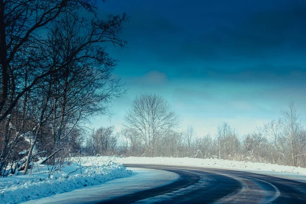 雪に覆われた冬の道 車で旅行します — ストック写真