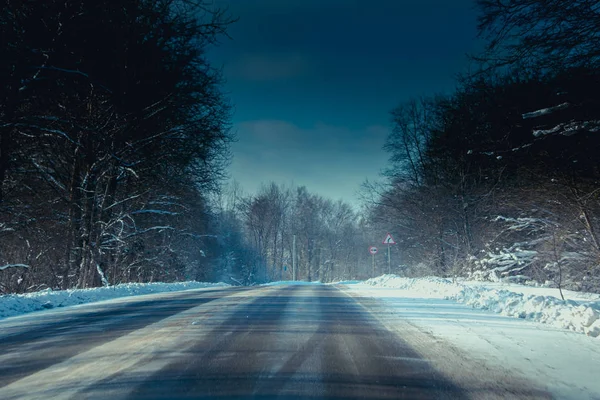 多雪的冬路 驾车旅行 — 图库照片