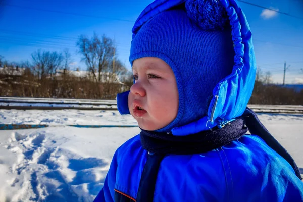Little Boy Sitting Winter Park — Stock Photo, Image