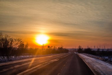 Karlı kış yol. Araba ile seyahat 