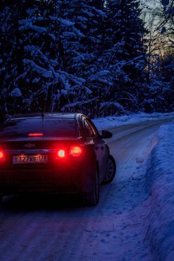 karlı kış orman boyunca yolda araba 