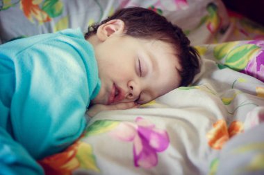 küçük çocuk yatakta yatma görünümü