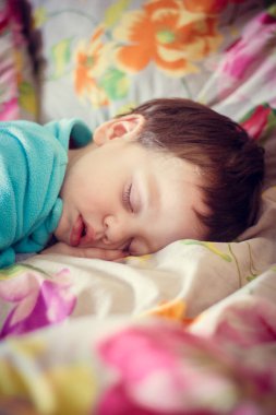 küçük çocuk yatakta yatma görünümü