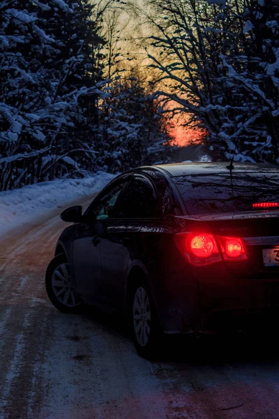 Carro Estrada Longo Floresta Inverno Nevado — Fotografia de Stock