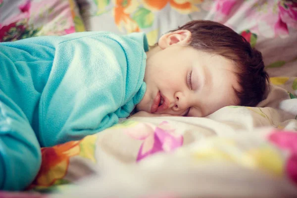 Vista Del Niño Durmiendo Cama —  Fotos de Stock