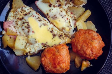 Omlet patates, sosis ve kirpi