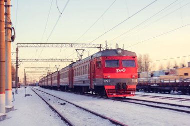 Elektrikli lokomotif tren pistlerde. Elektrikli tren