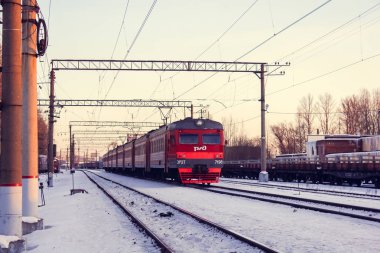 Elektrikli lokomotif tren pistlerde. Elektrikli tren