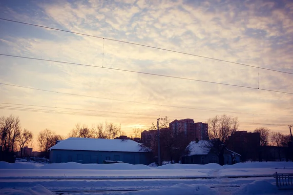 冬の季節に建物の上にカラフルな夕日 — ストック写真