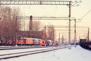 Elektrikli lokomotif tren pistlerde. Elektrikli tren