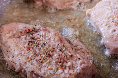 Üzerine kızarmış pirzola,