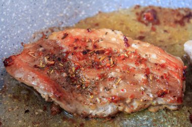 Üzerine kızarmış pirzola,