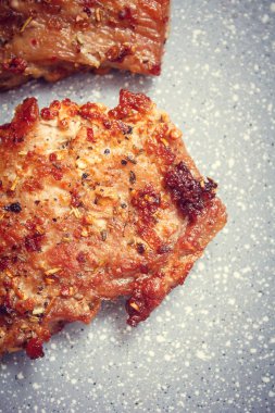 Üzerine kızarmış pirzola,