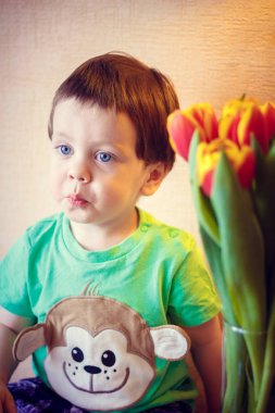 lale ile bir iki-yıl-yaşlı çocuk portresi
