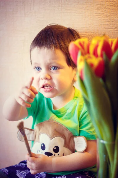 Retrato Menino Dois Anos Com Tulipas — Fotografia de Stock