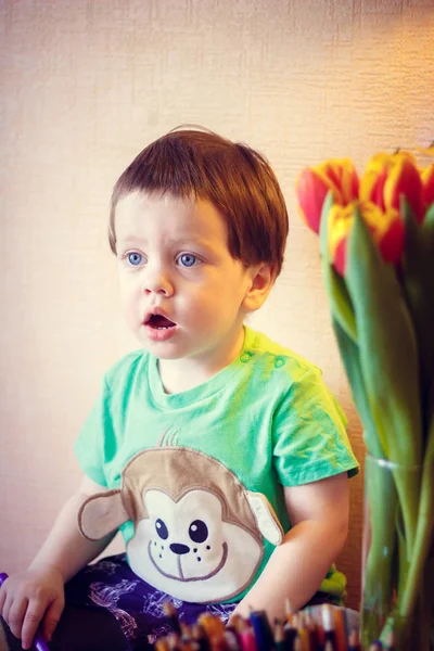 Retrato Menino Dois Anos Com Tulipas — Fotografia de Stock