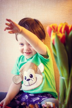 lale ile bir iki-yıl-yaşlı çocuk portresi