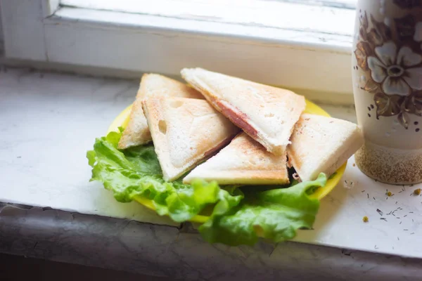 Sanduíches Cozidos Com Salame Folhas Salada — Fotografia de Stock