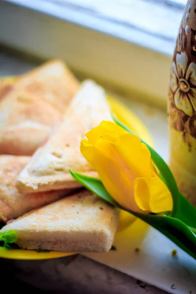 Sándwiches Cocidos Con Salami Hojas Ensalada — Foto de Stock
