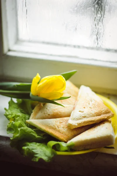 Sanduíches Cozidos Com Salame Folhas Salada — Fotografia de Stock